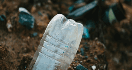 Plastic fles op de grond