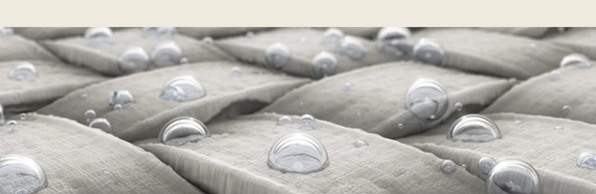 Close-up van geweven CiCLO® polyester doek met waterdruppels op de vezels