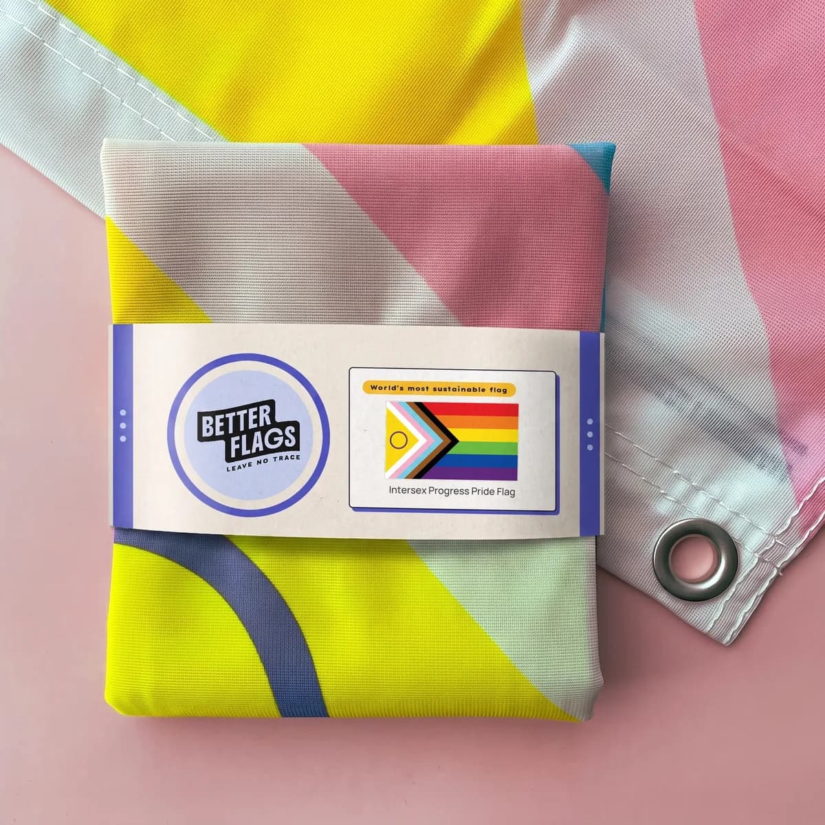 Opgevouwen Intersex Progress vlag in een papieren wikkel van Better Flags (mock-up van de verpakking)