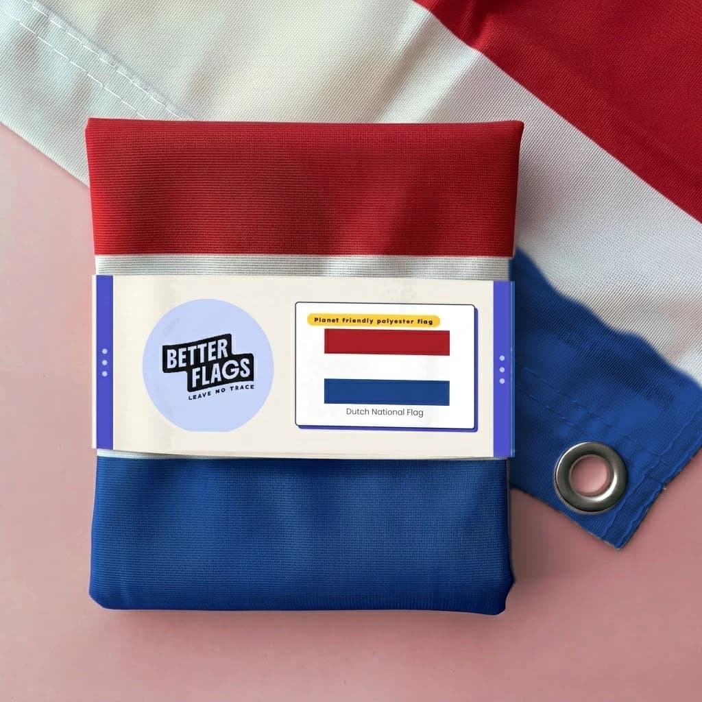 Opgevouwen Nederlandse vlag van CiCLO® polyester in een papieren wikkel van Better Flags (mock-up van de verpakking)