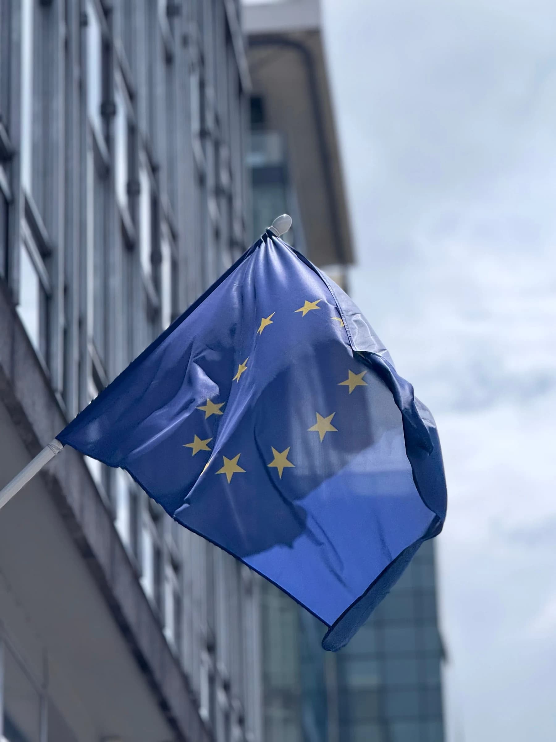 Europese vlag van Hemptex® hennepdoek aan een gevelstok van een kantoorgebouw