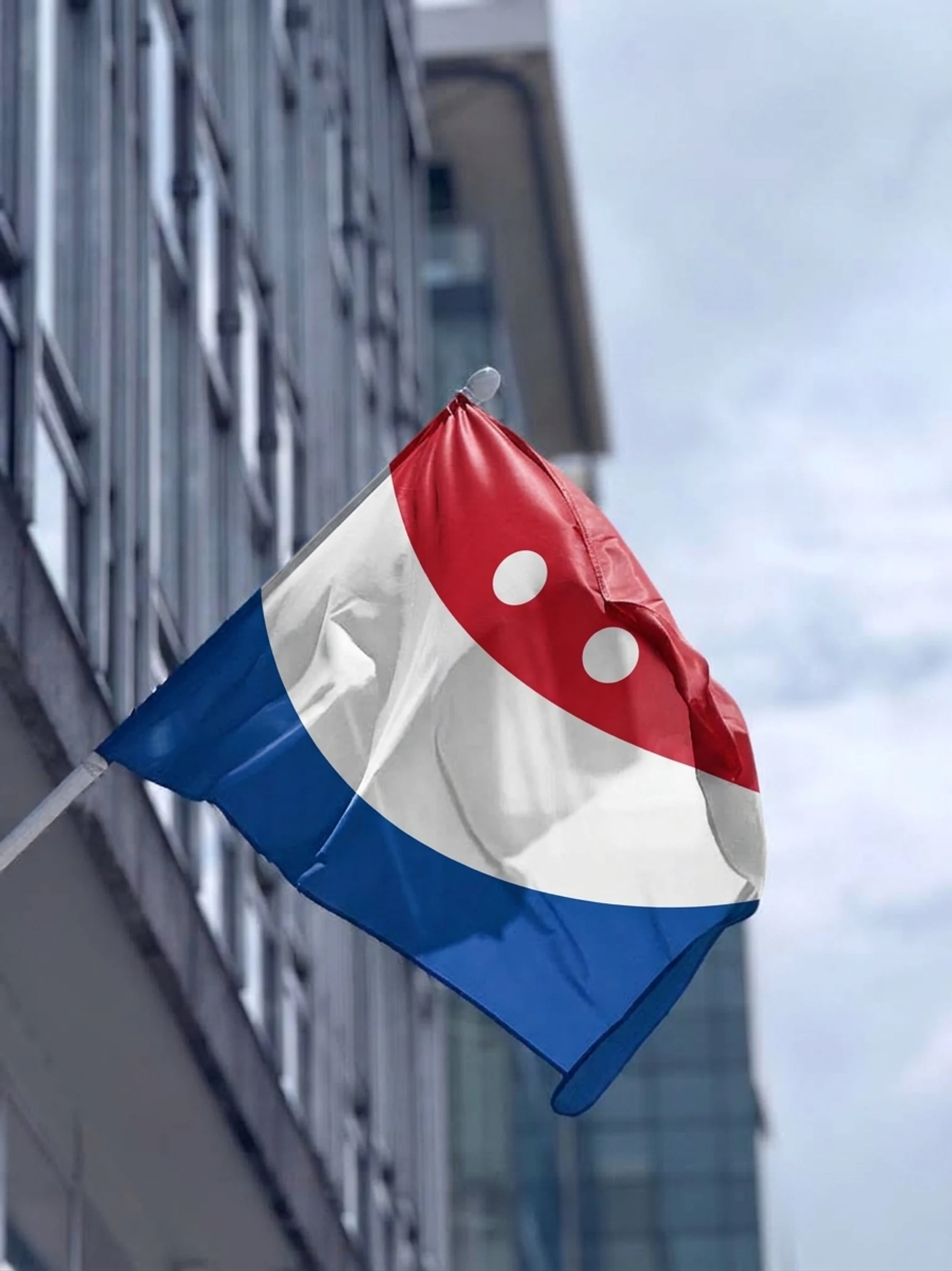 Glimvlag met de rood-wit-blauwe glimlach aan een gevelstok (digitale compositie)