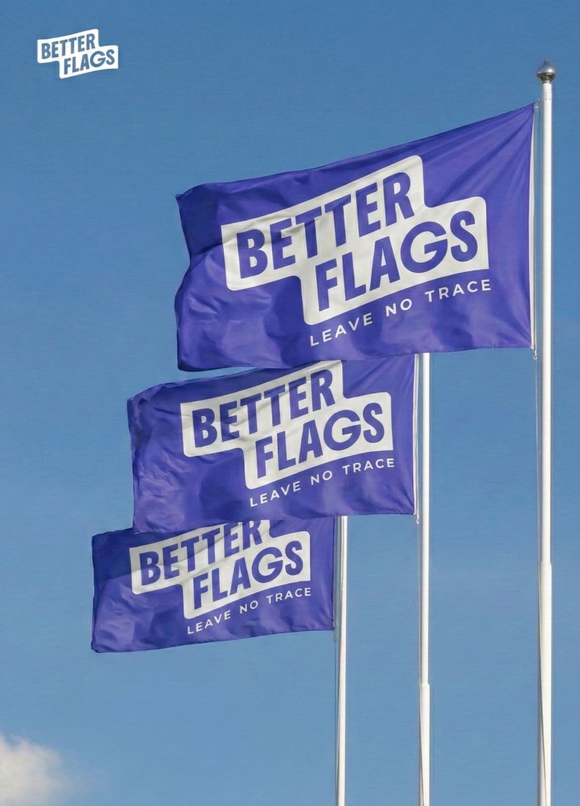 Drie blauwe vlaggen van Better Flags aan vlaggenmasten tegen een blauwe lucht