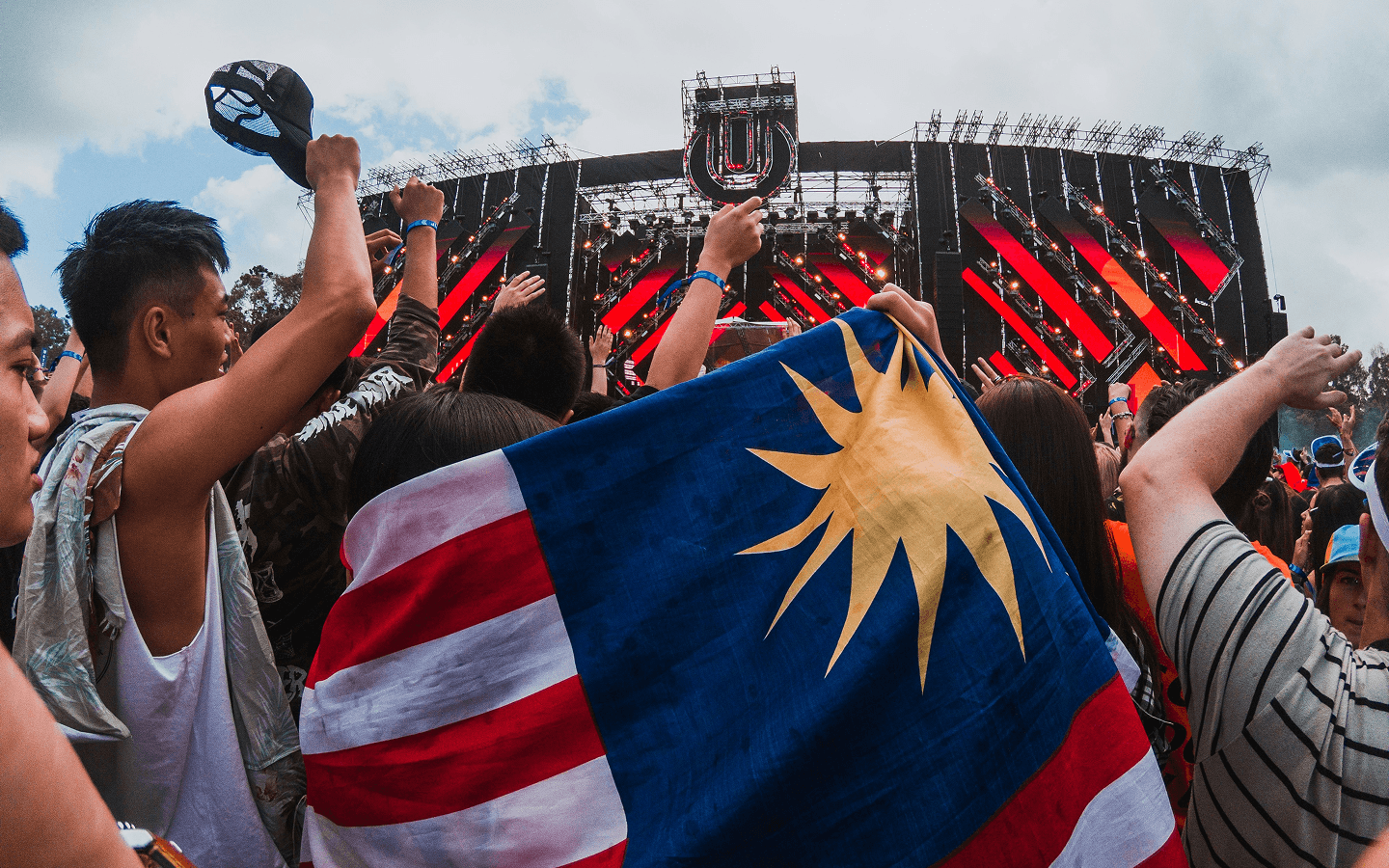 Better Flags | CiCLO Flags | Crowd at an outdoor concert